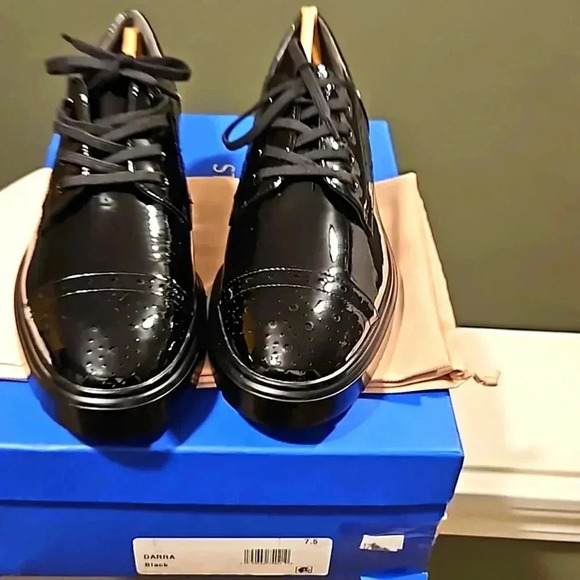 STUART WEITZMAN DARRA HIGH GLOSS OXFORD SHOES